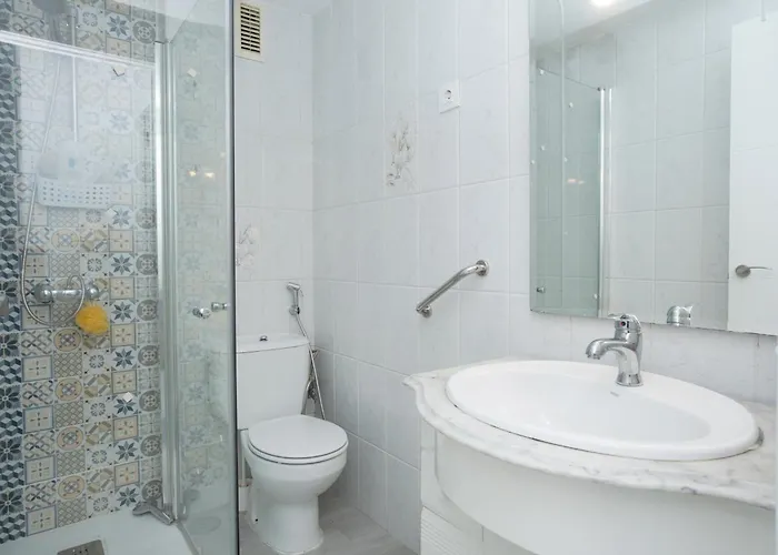 Piso En La Oliva Bien Comunicado * Sevilla
